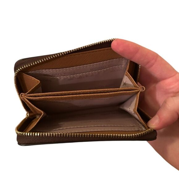 Michael Kors Tan Mott Logo Adjustable Buckle Magnet Crossbody and Zip Wallet - Picture 16 of 16